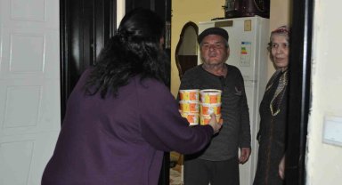 Her Ramazan onlarca engellinin kapısını dolaşarak, iftarlık yemek dağıtıyorlar