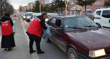 İftara yetişemeyenlerin yardımına ASH koşuyor