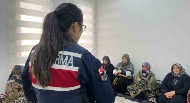 Jandarma ekipleri köy köy gezip kadınlara KADES eğitimi veriyor