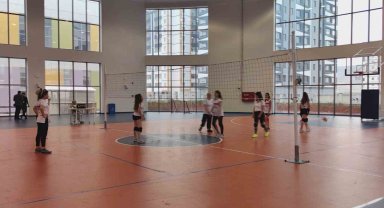 Kadın sağlık çalışanları voleybol ile moral buldu