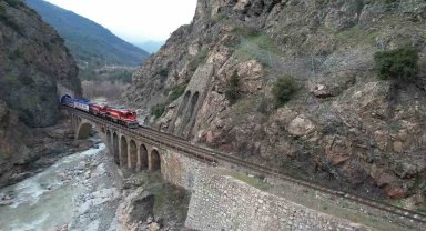 Kara Elmas Ekspresi'nin Bolkuş Demiryolu Köprüsü üzerinden geçişi havadan görüntülendi