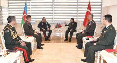 Kara Kuvvetleri Komutanı Bayraktaroğlu, Azerbaycanlı mevkidaşı ile bir araya geldi