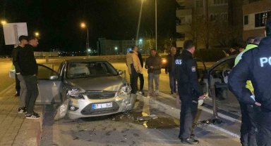 Karaman'da 2 otomobil kafa kafaya çarpıştı: 2 yaralı
