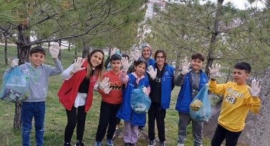 Karapınar'da gençlik merkezi gönüllüleri çevre temizliği yaptı