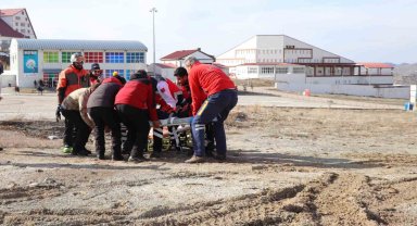 Kayak yaparken ayağı kırıldı, imdadına ambulans helikopter yetişti