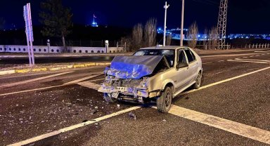 Kayganlaşan yol kazayı beraberinde getirdi:2 yaralı