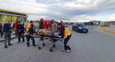 Kayseri'de ilginç kaza: Üzerindeki yük kamyoneti devirdi