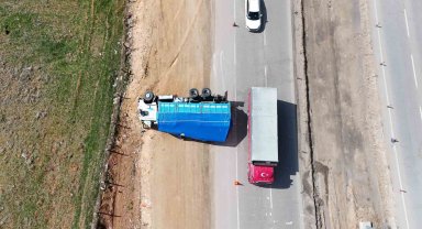 Kırıkkale'de kamyon devrildi