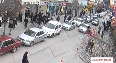 Kırıkkale'de kaza görüntüleri kamerada: Otomobil anne ve çocuğa böyle çarptı