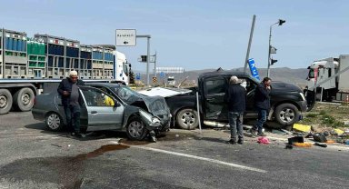 Kırıkkale'de otomobil ile pikap çarpıştı: 3 yaralı