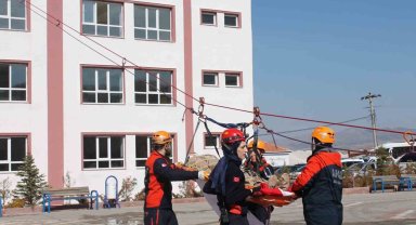 Kırşehir'de gerçeğini aratmayan deprem tatbikatı