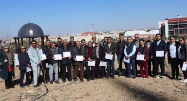 KMÜ'lü akademisyenlerden çiftçilere budama eğitimi