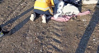 Kontrolden çıkan otomobil altyapı için açılan çukura yuvarlandı: 2 yaralı