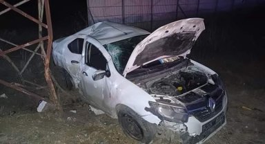 Kontrolden çıkan otomobil yüksek gerilim hattı direğine çarptı, 2 kişi yaralandı