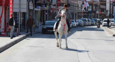 Konya'da caddede atla gezintiye çıktı