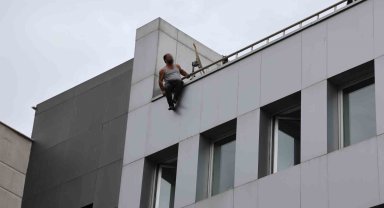 Konya'da çatıya çıkan kişi, polis ekiplerince ikna edildi