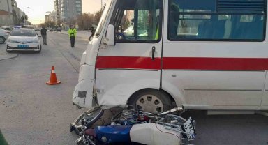 Konya'da motosiklet ile minibüs çarpıştı: 1 yaralı