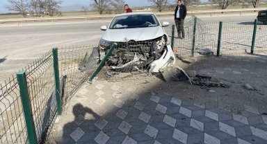 Konya'da otomobil demir çitlere çarptı: 2 yaralı