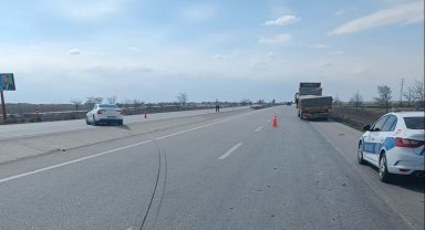 Konya'da otomobil tıra arkadan çarptı: 2 yaralı