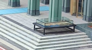 Külliye'ye vinçle getirilen 3 ton ağırlığındaki eser, Cumhurbaşkanı Erdoğan'a hediye edildi