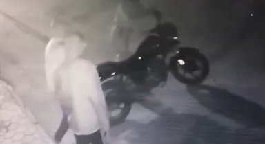 Maskeli şahıslar park halindeki motosikleti çaldı