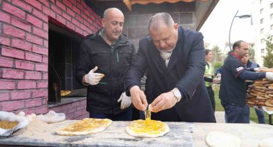 MHP'li başkan ve milletvekili, elleriyle yaptıkları pideleri vatandaşlara dağıttı