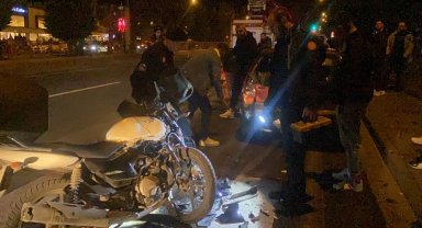 Motosiklet park halindeki otomobile çarptı: 2 yaralı