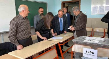 Niğde Valisi Cahit Çelik ve eşi oyunu kullandı