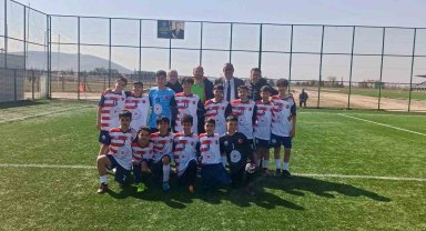 Niğde'de Okul Sporları Şampiyonları kupayı kaldırdı