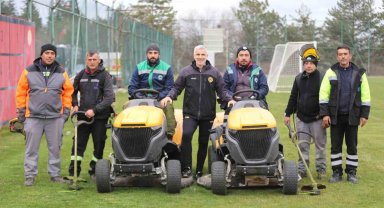 Odunpazarı Belediyesi tarafından Eskişehirspor tesislerindeki sahanın çimleri biçildi