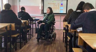 Öğretme aşkıyla tüm engelleri aşan kas hastası Gamze öğretmen gençlere ilham kaynağı oluyor