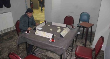 Okey masasına arkadaş bulamadı, 4 kişilik oyunu tek başına oynadı