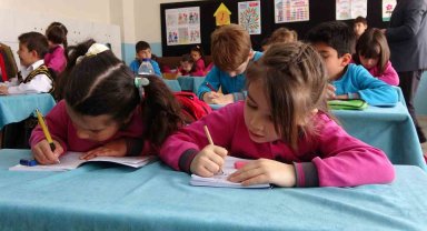 Okuma yazmayı öğrenen öğrencilerin ilk mektubu Bakan Tekin'e oldu