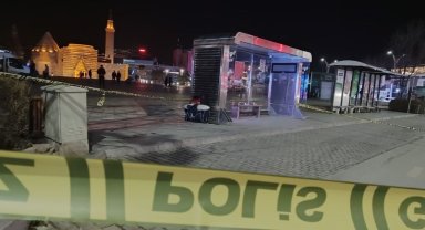 Otobüs durağında unutulan çantadan kıyafet çıktı