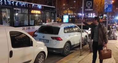 Otobüs durağını işgal eden araçlar vatandaşların tepkisini topladı