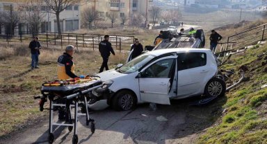 Otomobil yavaşlayan araca arkadan çarptı: 2 yaralı