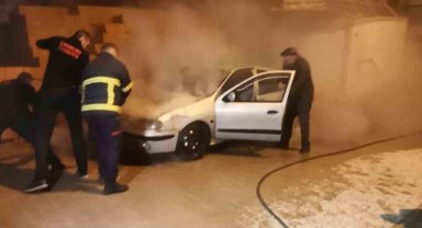 Otomobilde çıkan yangını itfaiye ekipleri söndürdü