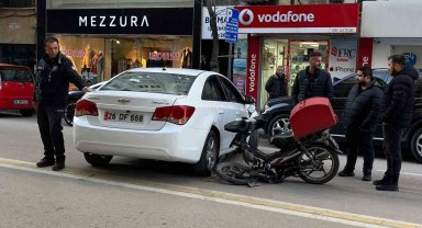 Otomobile çarparak ikiye bölünen motosikletin sürücüsü yaralandı