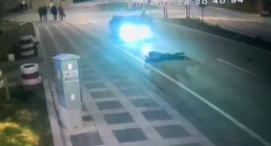 Otomobilin yayaya çarptığı an kamerada