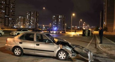 Otomobille çarpışan işçi servisi devrildi: 3 yaralı