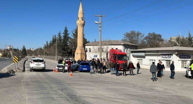 Otomobiller kavşakta çarpıştı: 3 yaralı