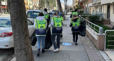 Özkan Alp gönüllüleri, duyarlılığı arttırmak için çöp topladı