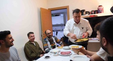 Özkan Alp öğrenci evinde sahur yaptı