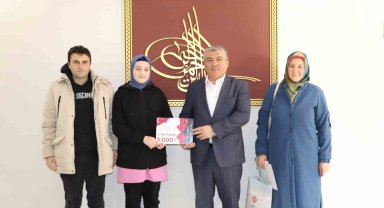 Para ödülünü Filistin'e bağışladı