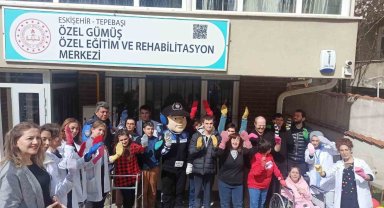 Polis ekipleri down sendromlu öğrencileri ziyaret etti