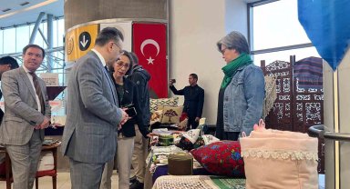 "İlmek İlmek dokunmuş hayatlar, kadınların elleriyle özgürleşiyor" sergisi