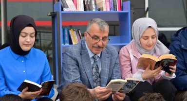 Rektör Gavgalı, öğrencilerle birlikte kitap okudu