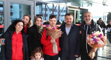 Şampiyonlara çiçekli karşılama