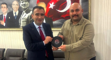 SAVAŞ KALAYCI' YA NOSTALJİK HEDİYE 45'lik PLAKTA SEÇİM MÜZİĞİ