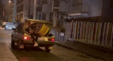 Sedan aracın bagajında çaldığı davulla sahura kaldırdı